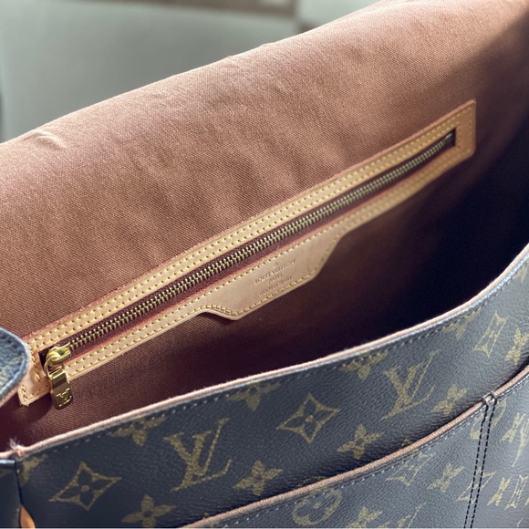 Louis Vuitton Abbesses Messenger - Picture 10 of 15